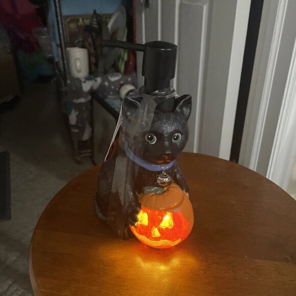 Halloween Black Cat With Pumpkin Soap Dispenser ~ Lights Up - NWT - Picture 4 of 4